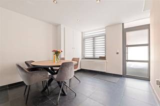Langs de Spaansebrugstraat ter hoogte van nummer 92 vinden we deze volledig instapklare woning terug. Grote troef van deze woning is ongetwijfeld...