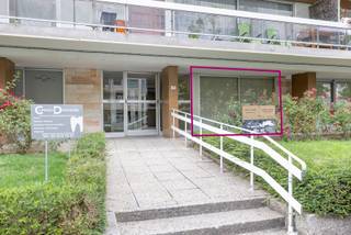 Situé sur une artère très fréquentée, à proximité de toutes les commodités et entouré d'autres commerces.Grâce à la grande vitrine donnant sur la...