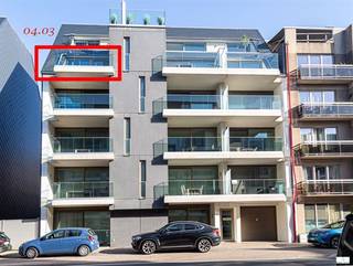 Instapklaar en recent appartement op toplocatie vlak bij zeeOntdek dit stijlvolle en goed onderhouden appartement uit 2016, waar comfort, kwaliteit en een uitstekende ligging hand in hand gaan. Dankzij de centrale locatie bevindt u zich op wandelafstand van winkels, horeca en openbaar vervoer, terwijl de zeedijk op slechts 200 meter ligt.Het appartement beschikt over een ruim, zuidgericht terras, de ideale plek om de hele dag van de zon te genieten. Binnen zorgen de kwalitatieve materialen en de verzorgde afwerking voor een moderne en aangename woonomgeving.De indeling omvat een lichtrijke leefruimte, twee volwaardige slaapkamers, een comfortabele badkamer met inloopdouche en lavabo, een apart toilet en een ruime berging met aansluiting voor wasmachine en droogkast.Als extra troef is er de mogelijkheid om een grote garage aan te kopen, wat een absolute meerwaarde vormt in deze omgeving.Een ideale woonst of tweede verblijf voor wie op zoek is naar comfort, ruimte en een uitstekende ligging vlak bij de kust. Plan vandaag nog uw bezoek en laat u verrassen door de vele troeven van dit prachtige appartement.