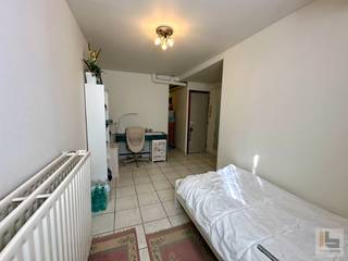 Deze studentenstudio is gelegen aan het Sint-Pietersplein en in de nabijheid van winkels, scholen en de stadsring. De studio omvat een slaap -en leefruimte met een bed, 2 kasten en een bureau, keukentje en badkamer met douche!<br /><br />Huurprijs: € 530/maand + € 50 maandelijkse provisie voor verbruik EGW, onderhoud gebouw en internet.  <br />Per kwartaal wordt een afrekening opgemaakt door de eigenaar.<br /><br />ALLEEN VOOR STUDENTEN (domicilie niet mogelijk)!<br /><br />Beschikbaar vanaf 01/09/2026