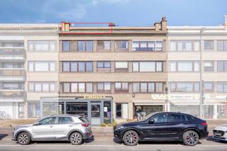 Ontdek dit lichtrijke dakappartement op de vierde verdieping van ca. 55m², gelegen aan de Lambrechtshoekenlaan 179 te Merksem. Dit vastgoed biedt...