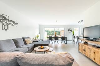 Bent u op zoek naar een recente en energiezuinige woning? Dan is dit huis in een rustige woonwijk precies wat u zoekt. De locatie combineert rust...