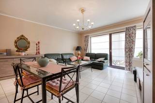 <p>immo DAVID stelt voor: gezellig 1-slaapkamerappartement met terras en overdekte staanplaats te Zellik.</p>
<p>Ontdek dit verzorgde appartement, gelegen op de eerste verdieping van een kleinschalige residentie met slechts 12 appartementen. Dankzij de aanwezigheid van een lift en de praktische indeling biedt dit appartement een aangename combinatie van comfort en gebruiksgemak.</p>
<p>De lichtrijke woonkamer van 26 m² vormt het hart van het appartement en biedt voldoende ruimte voor een gezellige zit- en eethoek. Aansluitend bevindt zich de semi-uitgeruste keuken.</p>
<p>Verder beschikt het appartement over een comfortabele slaapkamer van 12 m² en een badkamer uitgerust met een ligbad met douchefunctie, een lavabo, een toilet en aansluitingen voor een wasmachine en droogkast.</p>
<p>Het zuidgerichte terras van 7 m² vormt de ideale plek om in alle rust te genieten van de zon.</p>
<p>Een extra troef is de privatieve overdekte staanplaats van 21 m², die zorgt voor extra comfort en parkeergemak.</p>
<p>Dankzij de gunstige ligging in Zellik bevindt u zich vlak bij de ring, het centrum van Brussel, het UZ Jette, scholen, openbaar vervoer, winkels, het Laarbeekbos en fietssnelweg.</p>