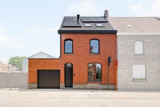 OPENHUIZENDAG OP ZATERDAG 20/06 TUSSEN 9:30h - 11h. <br /><br />Je duwt de zwarte voordeur open en stapt binnen in een woning die volledig vernieuwd is, maar haar ziel behield. Authentieke rode gevel met boogramen vooraan, strakke houten aanbouw achteraan. Oud en nieuw, perfect in balans.<br /><br />Binnen loopt de open leefruimte vloeiend door tot in de tuin. Een keuken om verliefd op te worden: walnoot, messing details en terracotta accenten. Daarnaast een gezellige eetplek en een zithoek met zicht op het groen.<br /><br />Boven: 3 slaapkamers en een stijlvolle badkamer met inloopdouche. Onder het dak een lichtrijke bureau- of hobbyruimte met velux-ramen.<br /><br />En het beste? Deze woning is gemaakt voor de toekomst. Zonnepanelen, warmtepomp, ventilatie, groendak en een regenwaterput van 7.500 liter. Lage facturen, hoog comfort.<br /><br />Buiten geniet je van een aangelegde tuin met overdekt terras en buitenkeuken — klaar voor lange zomeravonden. Een garage maakt het plaatje compleet.<br /><br />Instapklaar, karaktervol en doordacht tot in het kleinste detail.<br /><br />Benieuwd? Ik leid je graag rond.<br /><br />Woonvast — 't is thuiskomen.