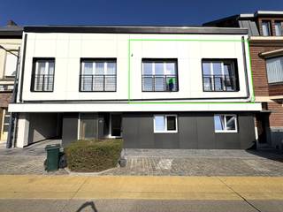 <strong>Ligging</strong><br />Dit modern nieuwbouwappartement is uitstekend gelegen in het centrum van Brakel. Winkels, scholen, horeca en diverse voorzieningen bevinden zich op korte afstand. Ook de belangrijkste verbindingswegen zijn vlot bereikbaar.<br /><br /><strong>Indeling</strong><br />Het appartement omvat een inkomhal met apart gastentoilet, een ruime leefruimte en een leuk terras aan de achterzijde. Tevens op de verdieping bevindt zich een magnifieke leefkeuken met aansluitend een ruime bergplaats en wasplaats. Op de bovenverdieping heb je twee comfortabele slaapkamers en een badkamer met inloopdouche, lavabomeubel en toilet. <br /><br /><strong>Technisch</strong><br />Het appartement wordt verwarmd via centrale verwarming op aardgas en beschikt over een EPB-label A. De gemeenschappelijke kosten bedragen € 25 per maand. Er is tevens de mogelijkheid om <strong>een niet-overdekte autostaanplaats </strong>te huren voor € 30 per maand.<br />Het appartement is beschikbaar vanaf 01/12/2026, waarbij <strong>een eerdere beschikbaarheid mogelijk</strong> is.<br /><br /><strong>Troeven</strong>
<ul>
<li>Nieuwbouwappartement</li>
<li>Energiezuinig – EPB-label A</li>
<li>Centrale ligging in Brakel</li>
<li>Gemeenschappelijke tuin</li>
<li>Mogelijkheid tot autostaanplaats</li>
</ul>
<strong>Contact</strong><br />Voor meer informatie of om een bezoek in te plannen, kan je contact opnemen met Realimmo via cedrik@real-immo.be