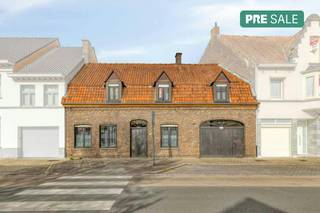 Ruime rijwoning met tuin en garage nabij centrum Izegem.Deze ruime rijwoning met een perceeloppervlakte van 435 m² en een bewoonbare oppervlakte van 227 m² is ideaal gelegen dicht bij het centrum van Izegem, met winkels, scholen en openbaar vervoer in de nabije omgeving.De woning beschikt over vier ruime slaapkamers, een lichtrijke leefruimte en een veranda dat het licht van buiten naar binnen brengt. Buiten geniet u van een aangename tuin en er is bovendien een garage aanwezig.De woning heeft volgende indeling:Gelijkvloers: - inkomhal- leefruimte- keuken voorzien van alle toestellen- apart toilet- badkamer met bad, lavabo in meubel en aansluiting wasmachine- veranda dat voor veel lichtinval zorgt- tuin (250m²)- kelder- grote garage1ste verdiep:- 4 ruime slaapkamers- apart toiletKenmerken:- Zeer ruime woning- 4 slaapkamers- Centrale ligging met winkels, scholen en openbaar vervoer in de nabije omgeving.Een ideale woning voor wie ruimte en een centrale ligging weet te waarderen.Ben je benieuwd naar deze woning? Contacteer mij dan snel voor een bezoek! Deze AI-visualisaties zijn bedoeld als inspiratie. Er werd geen rekening gehouden met technische specificaties, stedenbouwkundige voorschriften of de concrete mogelijkheden tot realisatie.EPC: 570 kWh/m²EPC: De eigendom wordt aangeboden via de Pre-sale formule. Op 30/04/2026 tussen 16:00 en 18:30 kan u de woning op afspraak komen bezichtigen en een bod uitbrengen. De vermelde prijs is een instelprijs. Voor meer info, gelieve contact op te nemen met de dossierverantwoordelijke.Dit pand is onderworpen aan de renovatieverplichting van de Vlaamse overheid voor residentiële gebouwen (behoudens bij sloop binnen 5 jaar na de aankoop). Consulteer voor meer informatie de website van het Vlaams Energie- en Klimaatagentschap via https://www.vlaanderen.be/een-woning-kopen/renovatieverplichting-voor-residentiele-gebouwenBestuursmaatregelen in het maatregelenregister: in aanvraag