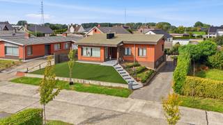 <p><strong>ALTRO VERKOOPT: Bezoekdag op afspraak</strong></p><p>In een gezellige en aangename wijk in Deinze bieden wij u deze verrassend ruime en lichtrijke alleenstaande woning aan. Het woongedeelte bevindt zich op een verhoogd niveau, toegankelijk via een trap aan zowel de voor- als achterzijde, wat zorgt voor een mooi zicht op de omgeving. De woning is instapklaar maar biedt, voor wie het wenst, ook het ideale canvas om naar eigen smaak en moderne normen op te frissen.</p><p>Op het leefniveau bevindt zich een royale leefruimte met veel lichtinval en een directe aansluiting op de leefkeuken, evenals 3 slaapkamers, een badkamer en de toegang tot de zolder. Achteraan stapt u via de trap af naar de lager gelegen tuin. De voortuin werd vernieuwd net zoals de isolatie in het dak en de ramen. Het pand valt op papier onder de renovatieverplichting, maar met een kleine, gerichte ingreep kan het EPC-label eenvoudig geoptimaliseerd worden.</p><p>Een enorme troef is de volledige onderkeldering van het pand op straatniveau. Deze benedenverdieping omvat een zeer grote inpandige garage en verschillende ruimtes die perfect dienst kunnen doen als wasplaats, voorraadberging, hobbyruimte of atelier. Kortom, een zeer solide alleenstaande woning met ontzettend veel mogelijkheden op een rustige locatie!</p><p>Interesse? Maak snel uw afspraak voor de bezoekdag:</p><p><strong>Leen De Clercq – Altro Vastgoed</strong> 0478 69 84 34 | leen@altro-vastgoed.be</p>