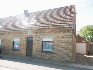 omvattende een living, semi-ingerichte open keuken, veranda, ingerichte badkamer, 2 toiletten, 3 slaapkamers en 1 voutekamer, kelder,...