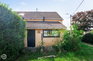Op zoek naar een betaalbare woning met potentieel, op een vlot bereikbare locatie? Deze charmante halfopen bebouwing in de Lindestraat, aan de rand van Mechelen, biedt een mooie kans voor starters, investeerders of handige doe-het-zelvers.<br />De woning werd reeds gerenoveerd, maar dient nog verder afgewerkt te worden. Zo kan je de woning naar eigen smaak en wensen verder vormgeven.<br /><br />De woning beschikt over een grondoppervlakte van ca. 100 m² en een bewoonbare oppervlakte van ca. 67 m². Op het gelijkvloers vinden we een gezellige woonkamer met keuken en een badkamer met douche. Op de verdieping bevindt zich één slaapkamer.<br />Ook technisch biedt de woning enkele belangrijke troeven: centrale verwarming op aardgas, dubbele beglazing en conforme elektriciteitsinstallatie en vrij van asbest.<br />De ligging is een absolute plus. Rustig gelegen aan de rand van Mechelen, maar toch op fietsafstand van het stadscentrum, winkels, scholen en dagelijkse voorzieningen. Een ideale combinatie van rustig wonen en de nabijheid van de stad.<br /><br />Troeven:<br />Halfopen bebouwing<br />Grotendeels gerenoveerd, verder af te werken<br />Fietsafstand van Mechelen centrum<br />EPC : C-label - 233 kWh/m²j<br />Wenst u meer info of een bezichtiging, contacteer Bob Quirynen op het nummer 0476/098485<br />of neem een kijkje op onze website : www. Boonstravastgoed.be<br /><br /><br /><br />