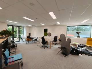 Bent u op zoek naar een<strong> instapklaar kantoor </strong>op een rustige locatie met alle comfort inbegrepen? Dit gelijkvloerse kantoor in het moderne <strong>Katelijnepoort Business Center</strong> biedt een professionele en aangename werkomgeving waar u zich volledig kunt focussen op uw onderneming.<br /><br />De lichtrijke <strong>kantoorruimte van 148 m²</strong> wordt aangeboden aan een <strong>all-in huurprijs</strong> en omvat elektriciteit, verwarming, airconditioning, internet (vast netwerk en wifi), gebruik van de vergaderzaal, poetsen van de ramen en wekelijkse reiniging van het kantoor. Daarnaast geniet u van het gebruik van de gemeenschappelijke faciliteiten zoals toiletten, ontspanningsruimte, douches, keuken en refter. Ook de roerende voorheffing is inbegrepen.<br /><br />Voor extra comfort kunnen er maximaal 5 parkeerplaatsen bijgehuurd worden aan €80 per parkeerplaats per maand.<br />Een ideale opportuniteit voor ondernemingen die op zoek zijn naar een representatieve, verzorgde en zorgeloze kantoorruimte op een aangename en rustige locatie, zicht op Ringvaart,  water en Brugse binnenstad.<br /><br />Contacteer <strong>PANORAMA B2B</strong> voor bijkomende inlichtingen of een vrijblijvend plaatsbezoek <strong>0479 70 70 73</strong>.