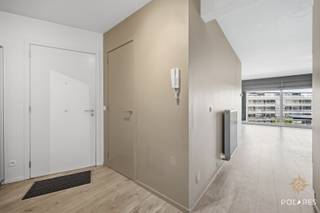 ***Bezoekdag 26/07 reserveer uw tijdslot via www.polares.eu***<br /><br />Ontdek dit moderne appartement uit 2011, waar een doordachte indeling en overvloedig natuurlijk licht samenkomen. <br />De ruime woonkamer vormt het centrale punt van het appartement en loopt naadloos over in een volledig uitgeruste keuken. Vanuit deze leefruimte stapt u direct het aangename zonneterras op, de ideale plek om in alle rust te genieten.<br /><br />Het appartement is comfortabel en praktisch ingedeeld met twee volwaardige slaapkamers, waarvan er één een eigen toegang tot het terras heeft. Verder beschikt u over een badkamer met douche in bad en een dubbele wastafel, een aparte was- en bergruimte en een afzonderlijk toilet. <br /><br />Bovendien beschikt het appartement over een eigen parkeerplaats en kelderberging, die samen beschikbaar zijn voor € 14.000.<br /><br />De ligging in Jette is een absolute troef. Door de nabijheid van de Ring, de E40 en Brussels Airport geniet u van een uitstekende bereikbaarheid, terwijl winkels, scholen en openbaar vervoer zich op comfortabele wandelafstand bevinden. Ook de nabijheid van het UZ Brussel en diverse bedrijven maakt dit appartement een bijzonder solide keuze voor zowel eigen bewoning als voor een investering.<br /><br />Dankzij het gunstige EPC-label B en de conforme elektriciteit is dit appartement volledig instapklaar. Het combineert kwaliteit en een strategische ligging in een aantrekkelijk geheel. <br /><br />Bent u benieuwd naar dit appartement? Contacteer ons gerust voor meer informatie of om een bezoek in te plannen!