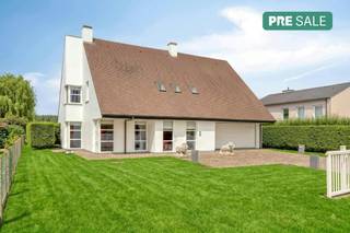 Bent u op zoek naar een ruime en mooie woning om te kopen in een groene omgeving? Dit prachtig onderhouden vastgoed, volledig opgetrokken in 2000, biedt u de perfecte combinatie van rust en modern comfort. Deze open bebouwing in Geraardsbergen bevindt zich in een uitstekende staat en pakt uit met een mooi, vrij uitzicht aan de achterzijde.<br /><br />Wanneer u beslist om dit pand te kopen, kiest u voor een royaal perceel van 1539 m² en een uitstekende locatie. De bereikbaarheid van deze woning is optimaal. Vanuit uw rustige thuis in Geraardsbergen bent u via de lokale invalswegen heel vlot verbonden met het centrum, scholen en naburige gemeenten, terwijl u in alle privacy kan ontspannen.<br /><br />INDELING:<br />-Gelijkvloers: een uitnodigende inkomhal, een lichtrijke en uiterst ruime leefruimte met aansluitend de keuken, slaapkamer, wasplaats en een dubbele garage.<br />-Eerste verdieping: 4 volwaardige slaapkamers, dressing en 2 comfortabele badkamers, waarvan één uitgerust is met een luxueuze infraroodcabine.<br />-Zolder: een grote zolderruimte over de volledige breedte die extra opbergruimte of mogelijkheden biedt.<br />-Ondergronds: een praktische kruipkelder die zich uitstrekt over de volledige oppervlakte van de woning, waar alle leidingen toegankelijk zijn.<br />-Buitenruimte: een NW-georiënteerde, groene tuin met een gezellig terras om volop van het verzicht te genieten.<br /><br />De troeven van deze woning zijn ronduit indrukwekkend. U geniet overal van airconditioning met zowel een warme als een koude stand, aangename vloerverwarming en een handig centraal stofzuigsysteem. Dankzij het dubbel glas behaalt het huis een gunstig EPC met label B. De verwarming werkt op stookolie, er is een waterverzachter aanwezig, en de grote regenwaterput van 20.000 liter garandeert een duurzaam waterverbruik.<br /><br />Bent u klaar om de stap te zetten en deze unieke eigendom te kopen? Neem dan vandaag nog contact op voor een bezichtiging van dit schitterende huis te koop in Geraardsbergen en laat u verrassen door de overvloedige ruimte en rust.<br /><br />ALGEMENE INFO:<br />-EPC B;<br />-Oppervlakte perceel: 1.539 m²;<br />-Bewoonbaar: 309 m²;<br />-Bouwjaar 2020;<br />-5 slaapkamers;<br />-2 badkamers;<br />-Oriëntatie: NW;<br />-Dubbel glas;<br />-Waterverzachter;<br />-Regenwaterput (2 X 10.000L);<br />-Centraal stofzuigsysteem;<br />-Vloerverwarming;<br />-Overal airco (koud-warm).<br /><br />De eigendom wordt aangeboden via de Pre-sale formule. Van 31/08/2026 om 16:00 tot 09/09/2026 om 18:00 kan u het huis op afspraak komen bezichtigen en een bod uitbrengen. De vermelde prijs is een instelprijs. Voor meer info, gelieve contact op te nemen met de dossierverantwoordelijke.<br /><br />Bestuursmaatregelen in het maatregelenregister: nee