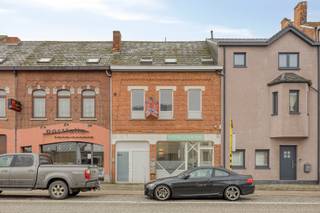Dit gebouw combineert een commercieel handelspand van 77 m² met een instapklaar duplexappartement met drie slaapkamers. Het is uitstekend gelegen...