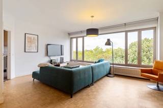 Dit ruime appartement bevindt zich op de bovenste verdieping van een verzorgd appartementsgebouw tegenover het Koning Albertpark in Berchem. De centrale ligging combineert een prachtig groen uitzicht met de nabijheid van winkels, horeca, scholen en openbaar vervoer. Ook het centrum van Antwerpen en de belangrijkste invalswegen zijn vlot bereikbaar.<br /><br />We komen het appartement binnen via een inkomhal met ingemaakte kasten en een apart gastentoilet. Vervolgens bereiken we de ruime en lichtrijke leefruimte, waar de grote raampartijen zorgen voor een panoramisch uitzicht over het park en de stad. Er is voldoende plaats voor zowel een gezellige zithoek als een volwaardige eetkamer. Aansluitend bevindt zich de afzonderlijke, volledig ingerichte keuken.<br /><br />Verder leidt de nachthal naar drie volwaardige slaapkamers. De badkamer is uitgerust met een ligbad en een lavabomeubel. Vanuit een van de slaapkamers is er toegang tot het terras aan de achterzijde, dat voor een aangename extra buitenruimte zorgt.<br /><br />Op het gelijkvloers bevinden zich bovendien een gemeenschappelijke fietsenberging en een aangename gemeenschappelijke tuin aanwezig.<br /><br />Troeven: <br />+ Centrale ligging tegenover het Koning Albertpark<br />+ Bovenste verdieping met panoramisch uitzicht<br />+ Instapklaar<br />+ Ruime en lichtrijke leefruimte<br />+ Drie volwaardige slaapkamers<br />+ Terras aan de achterzijde<br />+ Elektrische keuring conform<br />+ Gemeenschappelijke tuin en fietsenberging<br /><br />Heeft u interesse in dit appartement en wenst u graag een bezoek ter plaatse in te plannen? Aarzel niet om ons te contacteren via 03 337 50 70 of info@vbvastgoed.be.