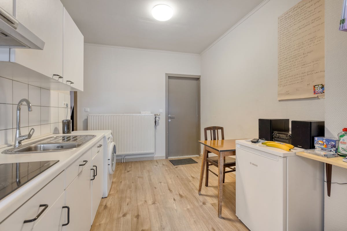 Op te frissen investeringspand met 2 appartementen in hartje Maaseik - foto 5