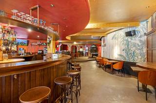 Op een uitstekende en centrale locatie in Putte vindt u dit handelsgelijkvloers met een grote visibiliteit en vlotte bereikbaarheid. Dankzij...