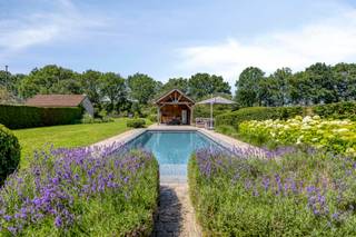 <p><strong>Wil jij wonen in dit prachtig huis waar luxe en natuur elkaar ontmoeten? Welkom in deze oase van rust in Kapellen. </strong><br /><br />Een eerste indruk maak je maar één keer. En bij deze villa in de Oude Galgenstraat zit die indruk direct goed. Vergeet de standaard woningen, dit is een plek voor wie begrijpt dat kwaliteit in de details zit. Van de natuurstenen vloeren tot de directe toegang tot het achterliggende Mastenbos, dit is wonen op topniveau en aan elk detail is gedacht. <br /><br /><strong>Bij het binnenstappen in de inkomhal voel je het meteen: dit huis ademt sfeer.</strong> De royale living en eetkamer lopen naadloos over in de open veranda. Dankzij de grote raampartijen haal je het groen van de tuin letterlijk naar binnen. Zowel in de zomer als in de winter een plek om tot rust te komen. <br /><br />De open keuken, uitgerust met een granieten werkblad, nieuw gasvuur en hoogwaardige toestellen (inclusief splinternieuwe Quooker kraan met gefilterd- en bruiswater), is de plek waar herinneringen worden gemaakt aan de keukentafel.<br /><br />Wat deze woning nog onderscheidt, is de multifunctionele ruimte op het gelijkvloers. Oorspronkelijk een garage, nu een stijlvol bureau of praktijkruimte met ingemaakte kasten. Of je nu een vrij beroep uitoefent of een extra slaapkamer op het gelijkvloers wenst: de flexibiliteit is hier een enorme troef.<br /><br />Op de verdiepingen is er aan ruimte geen gebrek. De eerste verdieping herbergt drie ruime slaapkamers op parket, waaronder de masterbedroom met een ensuite badkamer (inloopdouche en dubbel marmeren lavabomeubel). Voor de kinderen of gasten is er een tweede, praktisch ingerichte badkamer.<br /><br />De vaste trap naar de tweede verdieping onthult nog eens twee grote slaapkamers en een overloop. Met in totaal vijf tot zes slaapkamers is dit de ideale gezinswoning.<br /><br /><strong>Laten we eerlijk zijn: de buitenruimte is waar je echt verliefd op wordt. Het perceel van ca. 2.028 m² is een paradijs voor rustzoekers. </strong>De tuin voelt als een vakantie bestemming, elke minuut van de dag kan je hier genieten van rust en zon. Het monobloc zwembad met plage, aangelegd in 2020, nodigt uit tot een frisse duik, terwijl het eiken poolhouse met buitenkeuken en overdekt terras de perfecte setting is voor BBQ’s en lange avonden met vrienden.<br /><br />Hier is ook een in 2025 volledig afgewerkte badkamer met douche, toilet en handenwasser. Gasten hoeven dus niet naar binnen van aan het zwembad. <br /><br />En die poort achteraan? Die geeft je direct toegang tot een padje naar het Mastenbos voor een ochtendwandeling in de natuur. Achterin de tuin is er de mogelijkheid tot het houden van schaapjes of paarden. <br /><br />In de wereld van vandaag is energiezuinigheid geen luxe meer, maar een must. Met een EPC-label B (145 kWh/m²), 18 zonnepanelen, een thuisbatterij en een laadpaal voor je elektrische wagen, ben je hier volledig ontzorgd. Het schrijnwerk in hout/aluminium en de verwarming op gas zorgen voor een optimaal binnenklimaat.<br /><br /><strong>Waarom dit jouw volgende thuis is? </strong><br /><br />Locatie: Residentieel en groen, met een vlotte verbinding naar Antwerpen.<br /><br />Afwerking: Hoogwaardige materialen zoals marmer, blauwe hardsteen en parket.<br /><br />Techniek: Alarmsysteem met camera’s, waterontharder en grondwaterput. <br /><br />Privacy: Geen inkijk en een tuin die grenst aan het bos.<br /><br />Woningen met dit afwerkingsniveau en deze energieprestaties blijven niet lang op de markt. Het is de perfecte match voor wie luxe wil combineren met de warmte van een echt gezinshuis met een lage onderhoudskost. Deze woning is tot in de puntjes afgewerkt en instapklaar. <br /><br />Kom eerst vooral zelf de sfeer proeven. Dit is een kans die je niet wilt laten liggen!<br /><br /><strong>Bezoekmoment: zondag 6 september tussen 14u en 17u (na afspraak)</strong><br /><br />Voor meer info of een bezoek te plannen surf naar www.oudegalgenstraat33.be!</p>