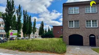 Eén van de laatste bouwpercelen in Mortsel bevindt zich in de rustige wijk Savelkoul. Dit hoekperceel heeft een totale oppervlakte  van 368m² Het...