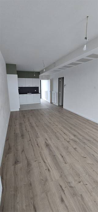 Op zoek naar een gezellig én modern 2 slaapkamer appartement in hartje Bree?<br /><br />Dit ruime appartement op de tweede verdieping van een nieuwbouwresidentie biedt u alle comfort en luxe waar u naar op zoek bent. Met een extra slaapkamer/bureauruimte en twee terrassen is dit appartement ideaal voor wie net dat beetje meer wil!<br /><br />Indeling:<br />Inkomhal: Ruime inkomhal met toegang tot alle vertrekken.<br />Toilet: Apart gastentoilet.<br />Berging: Praktische berging met extra opbergruimte.<br />Slaapkamers: Twee slaapkamers, waaronder een master bedroom met en-suite badkamer. De tweede kamer is perfect als slaapkamer, bureau of hobbyruimte.<br />Badkamer: Moderne badkamer voorzien van alle comfort.<br />Leefruimte: Gezellige open leefruimte met veel natuurlijk licht.<br />Keuken: Strakke open keuken uitgerust met moderne toestellen.<br />Terrassen: Twee aangename terrassen, ideaal om te ontspannen en te genieten van de rustige omgeving.<br /><br />Extra voorzieningen:<br />Ondergrondse garage en ruime kelderberging inbegrepen.<br />Ventilatiesysteem D voor een gezond en aangenaam binnenklimaat.<br />Centrale verwarming.<br />Appartement wordt volledig geschilderd opgeleverd.<br />Alle verlichtingsarmaturen worden voorzien door de verhuurder.<br /><br /><br /><strong>Specificaties:</strong><br />Beschikbaar vanaf: 01/06/2026<br />EPC: A<br />Locatie: Rustige nieuwbouwwijk in het centrum van Bree, dichtbij winkels, scholen en openbaar vervoer.<br /><strong>Huurprijs</strong><br />Huurprijs: €850 per maand.<br />Gemeenschappelijke kosten: €60 per maand.<br /><br />Geniet van extra ruimte en modern wonen op een toplocatie!<br />Dit appartement is ideaal voor alleenstaanden, koppels of kleine gezinnen die op zoek zijn naar comfort, ruimte en rust.<br /><br />Interesse?<br />Neem contact op via 089.23.69.33 of laura@lisimmo.be om een bezichtiging te plannen.