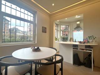 Prachtig appartement met 1 slaapkamer én tuin te Antwerpen!Je wandelt binnen in de leefruimte met prachtige authentieke elementen. De keuken...