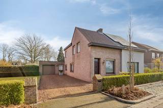 Gelegen in de gegeerde en rustige Romboutweg 88 te Brasschaat, vind je deze woning op een perceel van 917 m² met tal van mogelijkheden.Een troef...