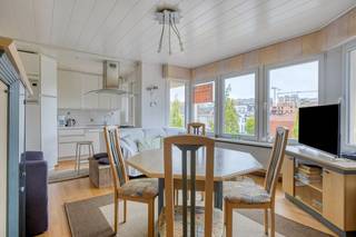 Dit verzorgde en instapklare appartement is centraal gelegen, op wandelafstand van het strand, gezellige restaurants en leuke winkels. Dankzij de nabijheid van de Houtsaegerduinen en het bruisende centrum van De Panne geniet je hier van zowel rust als levendigheid.<br /> <br />De lichtrijke woonkamer met warme parketvloer straalt meteen een huiselijke sfeer uit en sluit naadloos aan op de open, volledig ingerichte keuken met combi-oven en vaatwasser – ideaal voor wie houdt van comfort en gemak. De vernieuwde badkamer beschikt over een moderne douche en toilet, en ook de twee slaapkamers zijn aangenaam en functioneel ingericht.<br />Een zonnig terras biedt een heerlijke buitenruimte om te genieten van elk vrij moment, en dankzij de recent vernieuwde cv-ketel en de gunstige EPC-score woon je hier niet alleen stijlvol,<br />maar ook energiezuinig.<br /><br />Een ideale opportuniteit voor wie op zoek is naar een tweede verblijf aan zee of een rendabele investering.<br /><br /><strong>TROEVEN :</strong><br />- Centrale ligging <br />- Gunstige EPC score <br />- Vernieuwde badkamer