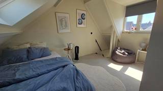 Vlakbij het (voormalig) shoppingcenter Zuid vinden we deze volledig gerenoveerde studentenkamer terug.
Het gebouw werd helemaal vernieuwd in 2024. De kamer zelf heeft een eigen private badkamer, een leuke studiehoek en een duplexverdieping. De kamer is ook bemeubeld.
Bed, bureau, kast zijn aanwezig! Ben je dus op zoek naar een leuke vernieuwde studentenkamer met toffe medestudenten dan is dit jouw kans! Let op, dit is enkel voor studenten!
huurprijs bedraagt €635 + €50 gemeenschappelijke kosten (incl. EGW en internet)
Afspraak enkel per mail via mathieu@descheldegalm.be!
