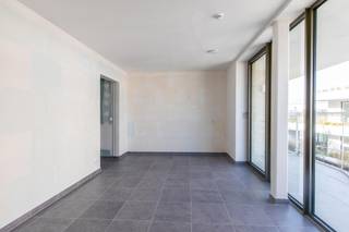 <span><span><strong>Geniet van 6% btw, ook interessant voor investeerders! Informeer naar de voorwaarden.<br /></strong><br />De Bonnefant, Wonen in het midden van de stad en toch omgeven door groen. Een iconisch gebouw op een centrale en culturele locatie waar er ruimte is voor luxe, een onvergetelijke woonervaring of zorgeloos wonen in een assistentiewoning. <br /><br />Tussen de gebouwen van De Bonnefant is een <strong>groene doorsteek</strong> gecreëerd die de Demerstraat rechtstreeks verbindt met het begijnhof. Gezellig vertoeven in één van de twee gemeenschappelijke binnentuinen of liever een barbecue met de buren? Bovendien hebben de terrassen geïntegreerde plantenbakken die zijn uitgerust met een automatisch beregeningssysteem. Een extra groene beleving is verzekerd.<br /><br />Het bestaande RTT-gebouw is volledig gerenoveerd met het behoud van de Hasseltse authenticiteit en verder uitgebreid met energiezuinige nieuwbouw. Parkeren in het centrum is geen evidentie maar toekomstige bewoners van De Bonnefant kunnen parkeren in de ruime ondergrondse parkeerplaats. Je kan ook je fiets kwijt in de fietsenstalling.<br /><br /></span></span>
<p><strong>APPARTEMENT A4 AS 03</strong> - verdiep 4</p>
<span><span>- bewoonbare oppervlakte: 59,68 m²<br />- oppervlakte terras: 17,59 m²<br />- leefruimte met open keuken<br />- terras met zicht op de gezellige verkeersvrije Bonnefantensteeg<br />- slaapkamer met ensuite-badkamer<br />- berging<br />- ideale investeringsopbrengst<br /></span></span>
<p>GENIET VAN <strong>6% btw</strong> (onder voorwaarden). Vermelde prijs is exclusief ondergrondse parkeerplaats en exclusief registratie, btw en notariskosten. Alle appartementen werden intussen volledig afgewerkt en zijn <strong>onmiddellijk bewoonbaar.</strong></p>
<span>Wij ontzorgen je ook voor <strong>de verkoop</strong> van je <strong>huidige woning</strong>! Voor meer uitleg helpen we je graag verder.</span>