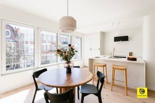 <p><span>Prachtig gerenoveerd appartement met 2 slaapkamers en gemeenschappelijke tuin te Pulhof!</span></p><p><span>Met véél passie en know-how werd dit stijlvol pareltje zopas hoogwaardig en energetisch (EPC A) gerenoveerd. Op deze absolute toplocatie in hartje Pulhof is het aangenaam, rustig en kwalitatief wonen op de 1e verdieping van een prima onderhouden en kleinschalig gebouw. Winkels, parken, scholen, horeca, sportfaciliteiten, openbaar vervoer en invalswegen zijn steeds vlakbij. Ook het bruisende Antwerpen is slechts een boogscheut verwijderd. Bent u op zoek naar een appartement boordevol karakter in een hedendaags jasje en met de nodige buitenruimte daarbovenop? Zoek niet langer, vraag een bezoek aan voor dit pand en uw verwachtingen zullen ongetwijfeld worden ingelost. </span></p><p><span> </span></p><p><span>Inkomhal, leefruimte &amp; keuken:</span></p><p><span>U betreedt dit fabelachtig appartement via de inkomhal met veiligheidsdeur, videofoon en voldoende plek voor uw vestiaire. Het oog valt meteen op de trendy tussendeur met "gietijzeren-look" alsook op de magnifieke parketvloer die naadloos werd doorgelegd in heel het appartement. De natuurlijke lichtinval accentueert de charme van de eigentijdse leefruimte met open keuken. Een harmonieus geheel waar u een gezellig salon perfect kan combineren met uw eetkamer. De moderne keuken met sublieme "Mortex" afwerking omvat een eiland met zitgedeelte en is voorzien van kwalitatieve toestellen (inductievuur, dampkap, oven, vaatwasser en koelkast met vriesvak). U kan tijdens het koken steeds genieten van uw gezin en/of gezelschap en ook aan werk- en opbergruimte is hoegenaamd geen gebrek.</span></p><p><span> </span></p><p><span>Slaapkamers, badkamer, toilet &amp; wasruimte:</span></p><p><span>Beide slaapkamers liggen eveneens op parket en situeren zich aan de nog rustigere achterzijde van het gebouw zodoende uw nachtrust en privacy gegarandeerd zijn. Ook in de oogstrelende badkamer speelt de "Mortex' afwerking een prominente rol. Ze voorziet in een weelderige XL-inloop-/regendouche met prachtige wandtegels, een omvangrijk wasmeubel met 2 waskommen en matching watervalkranen en spiegel, een handdoek-radiator en mechanische ventilatie. Het toilet met handenwasser en mechanische ventilatie is apart. En plus is er ook een wasruimte die tevens extra opbergruimte biedt en de nieuwe HR condensatieketel (Vaillant) huisvest.</span></p><p><span> </span></p><p><span>Terras, gemeenschappelijke tuin, kelder &amp; garage:</span></p><p><span>Het inpandige terras is de ideale plek om zowel bij goed als minder goed weer te kunnen genieten van een welverdiend aperitief na een drukke werkdag. Ziet u het toch iets groter, geen enkel probleem, de gemeenschappelijke tuin biedt alle units de mogelijkheid om deze riante buitenruimte ten volle te benutten. Denk maar aan een lekkere BBQ, een feestje met familie of vrienden of simpelweg genieten van het zonnetje. Een privatieve kelderberging is inbegrepen. De omvangrijke garage biedt dan weer plek voor 2 wagens in combinatie met meerdere fietsen en veel extra opbergruimte. De garage is optioneel (€ 50.000).</span></p><p><span> </span></p><p><span>Extra troeven:</span></p><p><span>- Mobiscore 9,4/10</span></p><p><span>- Lichtrijk en ruimtelijk</span></p><p><span>- EPC A</span></p><p><span>- Driedubbele HR ramen</span></p><p><span>- Dak- en achtergevelisolatie</span></p><p><span>- HR condensatieketel 2025</span></p><p><span>- Elektriciteit conform</span></p><p><span>- Incl. designverlichting</span></p><p><span>- Terras &amp; gemeenschappeijke tuin<br />- Kelder en optionele garage</span></p><p><span>- Geen syndicus</span></p><p><span>- Individuele meters</span></p><p><span>- Geen maandelijkse lasten</span></p>