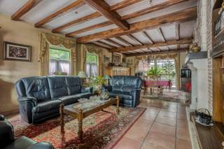 <strong>Ruime gezinswoning met 4 slaapkamers op perceel van 14a 16ca te koop in Tessenderlo</strong><br /><br />Deze gezinswoning is gelegen op een toplocatie in een rustige, kindvriendelijke woonwijk op een steenworp van het centrum.  Dankzij de vlotte verbinding met de E313 geniet je van een uitstekende bereikbaarheid richting Hasselt, Antwerpen en Leuven. Ideaal voor gezinnen die houden van rust, maar toch dicht bij alle voorzieningen willen wonen.<br /><br />We betreden de woning via de voordeur en komen binnen in de ruime en uitnodigende inkomhal (17.06 m²). Vanuit hier heb je toegang tot verschillende delen van de woning. In de inkomhal bevindt zich ook een apart toilet (3 m²). Aansluitend vinden we een eerste ruime slaapkamer (19.28 m²) en een badkamer (11.83 m²), uitgerust met een dubbele lavabo, ligbad en douche.<br /><br />De keuken (35.8 m²) is uitgevoerd in landelijke stijl en voorzien van alle comfort: een Amerikaanse koelkast, oven, microgolf en vaatwasser. Aansluitend is er een praktische berging (7.2 m²) met veel opbergruimte. Daarnaast geeft de keuken ook toegang tot de wasruimte (10.70 m²), waar de aansluitingen voor de wasmachine zich bevinden. De living (50.78 m²) is erg ruim en heeft veel natuurlijke lichtinval omwille van de vele ramen die er aanwezig zijn. Hier springt ook de mooi Italiaanse vloer in het oog, die naadloos aansluit bij de stijl van de woning. Als laatste is er gelijkvloers nog een technische ruimte (3.12 m²). <br /><br />Via de volhouten eiken trap bereiken we de eerste verdieping. Hier vinden we drie royale slaapkamers (14.22 m², 31.9 m² en 40.25 m²), waarvan de grootste perfect opdeelbaar is in twee aparte kamers, wat het totaal op vijf slaapkamers zou brengen. Eén van de slaapkamers biedt toegang tot een charmante bureauruimte (25.24 m²), ideaal voor thuiswerk of hobbyruimte. De tweede badkamer (10.83 m²) is voorzien van een dubbele lavabo, douche en toilet. Ook op deze verdieping is er nog een extra berging (5.17 m²) aanwezig.<br /><br />De woning beschikt bovendien over een ruime zolder, die zich uitstrekt over de volledige breedte van het huis.<br /><br />De tuin is bereikbaar via de keuken of via twee zijpoorten. Hier vind je een aangelegd, deels overdekt terras met ingebouwde barbecue, de ideale plek om te genieten van zonnige dagen of gezellige avonden.<br /><br />Tot slot is er een dubbele inpandige garage met automatische poort aanwezig.<br /><br />De woning wordt verwarmd op mazout en is uitgerust met een alarmsysteem. De berekende energiescore bedraagt 214 kWh/m²/jaar, wat overeenkomt met een EPC-label C, er is dus geen renovatieverplichting van toepassing.<br /><br />Kortom, deze gezinswoning biedt ruimte, comfort en een uitstekende ligging. Een unieke kans voor wie op zoek is naar een warme thuis in een rustige omgeving.<br /><br />Spreekt deze woning jullie aan? Contacteer ons via info@bosmanvastgoed.be voor meer info of een bezoek ter plaatse. Wij helpen jullie graag verder!