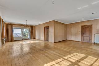 <p>Deze ruime, <strong>solide villa</strong> uit 1986 bevindt zich in een rustige woonomgeving te Geraardsbergen. <br />De te renoveren woning biedt een bewoonbare oppervlakte van <strong>260 m²</strong> en een <strong>kelder </strong>van maar liefst <strong>160 m²</strong>, op een perceel van 967 m².<strong> </strong><br /><strong>Een extra troef is de naastliggende bouwgrond van 816 m² met een breedte van circa 17 meter. </strong><br />Samen goed voor een totale grondoppervlakte van 1.783 m².<br />Op het gelijkvloers vinden we een inkomhal, een ruime woonkamer, een keuken en een apart toilet. Via de nachthal bereiken we de <strong>vier slaapkamers</strong> en de badkamer. <br />De <strong>zolderverdieping van 100 m²</strong> biedt bijkomende inrichtingsmogelijkheden. <br />De <strong>ruime kelder</strong> is ideaal als <strong>opslag- of hobbyruimte</strong> en biedt ook mogelijkheden voor zelfstandigen met nood aan extra bergruimte.<br />Buiten geniet u van een westgerichte tuin met terras, waar het aangenaam vertoeven is in de namiddag- en avondzon. <br />Een garage en bijkomende parkeergelegenheid vervolledigen het geheel.<br />De ligging combineert rust met een vlotte bereikbaarheid richting Aalst, Ninove en Brussel. <br />Winkels, scholen en openbaar vervoer bevinden zich op wandel- of fietsafstand.<br />Een eigendom met <strong>tal van mogelijkheden voor wie ruim wil wonen en naar eigen smaak wil renoveren, met een naastliggende bouwgrond als extra troef!</strong></p>