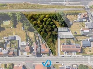 Langs de Poperingseweg in Vlamertinge vinden we deze open bouwgrond terug, ideaal gelegen voor wie rustig wil wonen en toch een vlotte verbinding naar Ieper en de omliggende gemeenten belangrijk vindt.De ligging is een absolute troef. Via de Poperingseweg bereik je in een mum van tijd het centrum van Ieper, terwijl ook de verschillende belangrijke invalswegen vlot bereikbaar zijn. Zo combineert deze bouwgrond een landelijke omgeving met een uitstekende bereikbaarheid.<br /><br />Het perceel biedt een mooie kans om hier volledig naar eigen smaak een vrijstaande woning te realiseren. Dankzij de open bebouwing zijn er heel wat mogelijkheden op vlak van architectuur, indeling en buitenruimte. Bovendien kan de woning optimaal worden ingeplant om te genieten van een aangename lichtinval en een ruime tuin. <br /><br />Verder zijn er nog tal van troeven:<br />- Open bouwgrond voor een vrijstaande woning<br />- Tal van mogelijkheden voor indeling en architectuur<br />- Ruimte voor een aangename tuin<br />- Vlotte verbinding richting Ieper en Poperinge<br />- Gelegen langs een belangrijke invalsweg<br /><br />Een mooie opportuniteit voor wie op zoek is naar een bouwgrond met vrijheid, ruimte en een strategische ligging nabij Ieper. Interesse in deze bouwgrond met tal van mogelijkheden? Contacteer ons vandaag nog voor meer informatie of een bezoek ter plaatse.