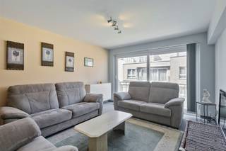 Zeer verzorgd appartement op de 9de verdieping op de voorlaatste helling aan de jachthaven. Woonkamer met veel lichtinval door de hoge...