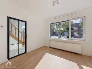 <p>Gerenoveerde halfopen woning, rustig gelegen in een woonwijk ('t Leeuwke) aan de rand van het centrum en op wandelafstand van winkels, diensten en openbaar vervoer en vlotte verbinding naar de E17.</p>
<p>De woning omvat een inkomhal met gastentoilet, een lichtrijke leefruimte met zit- en eethoek en een volledig geïnstalleerde keuken met aansluitende kelder van 18 m², ideaal als berging of provisieruimte. Aansluitend is er een praktische fietsgarage met extra bergruimte en voorzieningen voor wasmachine en droogkast. Via de leefruimte of de fietsgarage bereikt u de mooie, open tuin met terras. Op de verdieping bevinden zich 3 ruime slaapkamers en 2 badkamers. De grootste badkamer beschikt over een bad, dubbel lavabomeubel en toilet, de tweede badkamer over een inloopdouche en lavabomeubel. Vooraan beschikt de woning over een oprit en een mooi aangelegd toegangspad.</p>
<p>Extra troeven:</p>
<ul>
<li>Gunstig EPC, mits plaatsing zonnepanelen label B</li>
<li>Conforme elektriciteit</li>
<li>Regenwaterput van 5.000 liter</li>
<li>Ruime bergzolder</li>
<li>Kelder van 18 m²</li>
<li>Fietsgarage met bergruimte</li>
<li>Mooie open tuin met terras</li>
<li>Rustige ligging nabij alle voorzieningen</li>
<li>Vlotte verbinding naar de E17</li>
<li>Ruime oprit en extra parkeergelegenheid in de straat</li>
<li>Asbestveilig</li>
<li>Centraal ventilatiesysteem</li>
</ul>
<strong>RICHTPRIJS: 385.000 euro </strong><br />
<p>Deze woning is te koop ZONDER makelaar via het concept van Smart Houses! Wenst u verdere inlichtingen of een bezoek? Contacteer rechtstreeks de eigenaar via +32498521542 (telefonisch of whatsapp) of jonas.baert@hotmail.com</p>