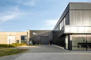 Dit recente bedrijfsgebouw in de 9e Liniestraat in Aarschot combineert 269 m² hoogwaardige kantoren met een ruim en praktisch magazijn van 660 m².<br /><br />Het kantoorgedeelte onderscheidt zich door de kwalitatieve afwerking, moderne uitstraling en grote raampartijen die zorgen voor een aangename natuurlijke lichtinval. De kantoren zijn ingericht met oog voor comfort en beschikken onder meer over een volledig uitgeruste keuken en verzorgd sanitair. Dit resulteert in een professionele en aangename werkomgeving voor medewerkers en bezoekers.<br /><br />Aansluitend bevindt zich het magazijn van 660 m². De open en functionele indeling biedt ruime mogelijkheden voor opslag, logistiek en diverse bedrijfsactiviteiten. Dankzij de drie magazijnpoorten is de ruimte bovendien vlot toegankelijk en zijn laden en lossen praktisch georganiseerd.<br /><br />Ook de ligging vormt een belangrijke troef. Het bedrijfsgebouw bevindt zich in de 9e Liniestraat in Aarschot en geniet van een vlotte verbinding naar de belangrijkste invalswegen. Hierdoor is het pand goed bereikbaar voor medewerkers, klanten en leveranciers.<br /><br />Met een totale oppervlakte van 929 m², een hoogwaardige afwerkingsgraad en een praktische combinatie van kantoren en magazijn vormt dit bedrijfsgebouw een moderne en representatieve uitvalsbasis voor diverse ondernemingen.<br /><br />Bij interesse in dit vastgoed, neem gerust contact op via +32 470 85 30 84.