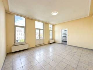 <p>Appartement prêt à emménager à louer dans un emplacement de premier choix près de la gare centrale d'Anvers !</p><p>Vous recherchez un appartement confortable dans un emplacement de choix au cœur d'Anvers ? Alors cet appartement prêt à emménager, situé au troisième étage au 10-11 Koningin Astridplein (2018 Anvers), est exactement ce qu'il vous faut.L'appartement dispose d'un espace de vie lumineux, d'une chambre confortable, d'une cuisine fonctionnelle et d'une salle de bains avec WC. Grâce à ses grandes baies vitrées, vous profiterez toute la journée d'une agréable lumière naturelle, ce qui confère à l'appartement une atmosphère spacieuse et chaleureuse.</p><p>Son emplacement est un atout indéniable. L'appartement se trouve juste en face de la gare centrale d'Anvers, avec d'excellentes liaisons en train, tram et bus. Le Meir est à seulement 5 minutes à pied et vous trouverez à proximité immédiate un large choix de magasins, supermarchés, restaurants et toutes les commodités nécessaires.</p><p>En bref, un appartement prêt à emménager, bénéficiant d’un emplacement exceptionnel, idéal pour ceux qui souhaitent vivre en centre-ville avec toutes les commodités à portée de main.<br /> </p>