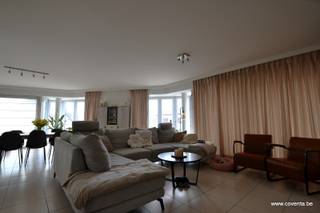 Dit lichtrijk appartement gelegen op de 2de verdieping bestaande uit: inkomhal met toilet, woonkamer - salon met aansluitende ingerichte keuken...