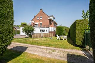 TE KOOP in de PINTE aan de Polderdreef 123<br /><br />Handelspand met woonst, zeer goed gelegen nabij de N60 en E17 en op 1.5 km van het centrum van De Pinte.<br /><br />OP HET GELIJKVLOERS :<br />Inkom die toegang geeft tot de toonzaal en werkplaats.<br />Achter de trap is er ook nog een kleine kelder.<br />Vanuit de toonzaal kan men ook nog een bureau betreden.<br />achteraan is er ook nog een bergplaats + inpandige garage<br /><br />OP HET VERDIEP :<br />Via de inkom kan men zowel de badkamer als slaapkamer als living betreden. Via de living komt men in de keuken. Via de traphal kan men het ruime aangename terras betreden.<br /><br />OP HET 2E VERDIEP :<br />Via de traphal komt men op het 2e verdiep waar zich 3 slaapkamers bevinden + berging.<br /><br />TUIN :<br />Vooraan is er parkeergelegenheid voldoende om verschillende wagens te parkeren wat een pluspunt is voor de handelszaak.<br />Totale oppervlakte van de tuin is 902m2.<br /><br />Interesse?<br /><br />Voor meer informatie of een bezoek:<br /><br />📞 0473/300 700 - Stefaan<br />📧 Stefaan@speybroeck.be<br />🌐 Speybroeck Vastgoed