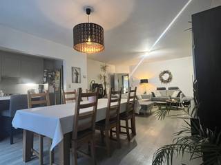 Surf naar www.abricasa.be en plan jouw verhuurafspraak in samen met onze digitale assistente Alice!Dit gezellige gelijkvloers appartement biedt...