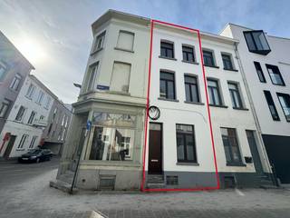 Dit pand is gelegen op een TOP locatie in hartje Mechelen! Ideaal voor investeerders of studenten.Indeling van de woning:Gelijkvloers: Leefruimte:...