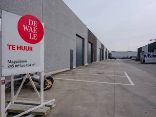 Entrepôt moderne et central (454 m²) à louer dans la zone industrielle de ZwevezeleCaractéristiques :- Portail électrique : Hauteur : 4,5 m...