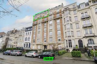 Tussen het Jubelpark en het Montgomeryplein, op de bovenste verdieping van een prachtig luxueus gebouw in Art-Deco stijl (1927), combineert dit prachtige appartement alle charme van vroeger met modern comfort. Het appartement heeft een oppervlakte van circa 155 m² (volgens EPC) en beschikt over een zonnig terras met vrij uitzicht op het Jubelpark en het <br /><br />Montgomeryplein. <br /><br />Het beschikt over een inkomhal met een beveiligde deur en een vestiaire, drie lichte ontvangstruimtes die uitkomen op een terras aan de voorzijde op het zuiden, een volledig uitgeruste keuken met toegang tot een terras aan de achterzijde, een nachthal met inbouwkasten, drie slaapkamers, een badkamer, een doucheruimte, uitzicht aan de achterzijde op de Sacré-Coeur de Lindthout, een kelder, twee dienstbode kamers en een afgesloten garage. Eikenhouten parketvloeren, prachtige plafondhoogte, lijstwerk en rolluiken. <br /><br />Kenmerken: open haard, prachtig natuurlijk licht, rust, hoogwaardige materialen, privacy en een adembenemend uitzicht.<br /><br />Overige informatie: PEB: D. Elektriciteitsconform. Warmtekrachtkoppeling met centrale gasketel (2025). Voorziening voor maandelijkse lasten van circa € 550. RC: € <br /><br />2027. Beschikbaar. Stedenbouwkundige informatie opgevraagd in september 2025. <br /><br />