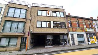 Leuk volledig heropgefrist 1-slaapkamerappartement met bureau of extra kleine slaapkamer. Lichtrijke leefruimte met laminaatparket en...