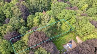 <p><strong>Exclusieve bouwgrond van ca. 3.300 m² in groene woonbosomgeving te Heide</strong></p>
<p>Bent u op zoek naar een uitzonderlijk perceel om uw droomwoning te realiseren? Dan biedt deze <strong>exclusieve bouwgrond voor open bebouwing</strong> in het gegeerde <strong>Heide</strong> een unieke opportuniteit.<br />Met een perceeloppervlakte van ca. <strong>3.300 m²</strong>, een straatbreedte van ca. <strong>27,50 meter</strong> en een perceeldiepte van ca. <strong>120 meter</strong>, geniet u hier van een uitzonderlijk gevoel van ruimte, privacy en natuurbeleving. Het perceel biedt tal van mogelijkheden voor de realisatie van een stijlvolle vrijstaande woning die perfect aansluit bij het groene karakter van de omgeving.</p>
<p>Deze bouwgrond is gelegen in een rustige en residentiële woonomgeving, op wandel- en fietsafstand van het centrum van <strong>Heide</strong>. Hier woont u midden in het groen, terwijl winkels, scholen, horeca, openbaar vervoer en het station zich op korte afstand bevinden. Bovendien geniet u van een vlotte verbinding naar Antwerpen en Nederland.<br />Het perceel maakt deel uit van een vergunde verkaveling en bevindt zich binnen het <strong>RUP Woonbos II</strong>. Kenmerkend voor deze omgeving is het unieke woonboskarakter waarbij natuur, privacy en kwalitatief wonen centraal staan. Dankzij het achterliggende parkgebied blijft het groene uitzicht maximaal behouden en geniet u van een bijzonder aangename woonomgeving.</p>
<p><strong>Bijzonderheden<br /></strong>- Perceeloppervlakte van ca. <strong>3.300 m²<br /></strong>- Geschikt voor een <strong>open bebouwing<br /></strong>- Straatbreedte van ca. <strong>27,50 meter<br /></strong>- Diep perceel van ca. <strong>120 meter<br /></strong>- Gelegen in een exclusieve <strong>woonbosomgeving</strong><strong><br /></strong>- Onderdeel van een vergunde verkaveling<br />- Gelegen binnen <strong>RUP Woonbos II<br /></strong>- Rustige en residentiële ligging<br />- Op wandel- en fietsafstand van het centrum van Heide<br />- Nabij winkels, scholen, station en openbaar vervoer<br />- Vlotte verbinding naar Antwerpen en Nederland</p>
<p><strong>Ligging<br /></strong>Heide staat bekend als één van de meest gegeerde woonlocaties van Kalmthout. De combinatie van uitgestrekte natuur, residentiële woonwijken en een uitstekende bereikbaarheid maakt deze omgeving bijzonder populair bij wie op zoek is naar rust, ruimte en levenskwaliteit. Dankzij de nabijheid van de Kalmthoutse Heide geniet u hier dagelijks van een unieke groene omgeving zonder in te boeten aan comfort en bereikbaarheid.<br /><br /><strong>Een zeldzame opportuniteit voor wie op zoek is naar een exclusieve bouwgrond op een toplocatie waar ruimte, natuurbeleving en wooncomfort perfect samenkomen. Contacteer ons gerust voor meer informatie over de bouwvoorschriften en de mogelijkheden van dit prachtige perceel.</strong></p>