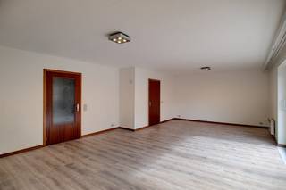 Gezellig, recent opgefrist 2 slaapkamer appartement met garagebox en kelder! Appartement op 2de verdieping van een klein gebouw bestaande...