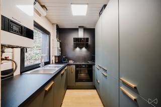 <p>Ontdek dit prachtige luxe chalet in een uitzonderlijke natuurlijke omgeving, op de heuvels van Houyet. Het is volledig gerenoveerd met hoogwaardige materialen en ontworpen om een verblijfservaring te bieden die comfort, elegantie en rust combineert. Verscholen in een prachtige bosrijke omgeving, afgeschermd van nieuwsgierige blikken en zonder inkijk, weet dit pand, dat plaats biedt aan maximaal 8 personen, te bekoren door de kwaliteit van de inrichting en de uitgesproken gezellige sfeer. De binnenruimtes bestaan uit een gezellige woonkamer, een volledig uitgeruste keuken, drie mooie slaapkamers, waaronder een suite met eigen doucheruimte, een tweede doucheruimte en twee toiletten. Buiten vormt het ruime privéterras een ware ontspanningsruimte, verrijkt door een jacuzzi die uitnodigt tot ontspanning met uitzicht op de omringende natuur. Een parkeerplaats maakt de voorzieningen van dit pand compleet. Op technisch vlak beschikt het pand over aluminium kozijnen met dubbele beglazing, een conform elektrische installatie en centrale verwarming op gas (tank). Of u nu wilt genieten van een exclusief vakantieverblijf of een hoogwaardige toeristische verhuuractiviteit wilt opzetten, dit chalet biedt een bijzonder aantrekkelijke combinatie van hoogwaardige voorzieningen, privacy en een bevoorrechte ligging. Een ware oase van rust waar discrete luxe, natuur en welzijn samenkomen. Neem contact op met onze makelaar Cécile op 0470/823943 om dit pand te ontdekken en een bezichtiging te regelen.</p>