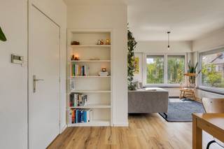 This recently renovated (2021) and bright apartment with garage, driveway, garden and terrace is located in a quiet street adjacent to the Rozebroekenpark and 10 minutes by bike from Ghent city center. Schools, bakeries, supermarkets, restaurants and recreational facilities are within walking distance (max. 10 minutes). If you commute regularly, you can easily reach Ghent-Dampoort station on foot (10 min) or by bike (5 min).<br /><br />The bright living space is oriented South-West. On hot days, you can keep it cool thanks to the shutters in each room. Next to the living area, there is a kitchen with a built-in oven, dishwasher and separate boiler. <br /><br />The apartment has 2 spacious bedrooms, both with garden views, including 1 bedroom with built-in closet and balcony. The bathroom has a shower, sink, cabinet and towel radiator. The apartment also has a separate toilet, built-in closet in the hallway and a large storage room.<br /><br />A major asset of this apartment is the garden with terrace and conservatory.<br /><br />The indoor garage is located on the ground floor and offers space for 1 car. There is a connection for a washing machine and you will also find an extra tap. In addition to the garage, you will also find a shared storage room.<br /><br />There is no syndic in this building and there are no fixed monthly costs.<br /><br />Schedule your visit at www.dewaele.com<br /><br />You can consult Dewaele DIY's general terms and conditions at any time via dewaele.com<br /><br />Register of measures: no