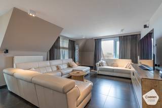 <p>Dit <strong>luxueus afgewerkt</strong> appartement bevindt zich in de <strong>gegeerde</strong> residentie 'Asterie' te Nieuwpoort-Bad.<br />Dankzij de <strong>absolute</strong> <strong>toplocatie</strong> middenin de bruisende winkelstraat is praktisch alles op wandelafstand bereikbaar.<br /><br />Van in de uitzonderlijk brede leefruimte (9,75m) én van op het terras heeft u hier een mooi zicht op zee en het hinterland.<br /><br />De indeling is als volgt:</p>

<ul>
	<li>Inkomhal met vestiaireruimte;</li>
	<li><strong>Zeer<strong> </strong>lichtrijke</strong> leefruimte met toegang tot de 3 terrassen;</li>
	<li>Open, luxueus ingerichte keuken;</li>
	<li>Twee terrassen uitgevend op de Lefebvrestraat met een <strong>mooi, breed zeezicht</strong>;</li>
	<li><strong>Uitzonderlijk groot, zuid-gericht terras met zijdelings zeezicht én een open zicht op het hinterland</strong>;</li>
	<li>Slaapkamer 1 met dubbel bed en voldoende kastruimte;</li>
	<li>Ensuite badkamer met dubbele wastafel en ligbad;</li>
	<li><strong>Twee extra volwaardige slaapkamers</strong> met plaats voor dubbel bed;</li>
	<li>Badkamer 2 met wastafel en douche;</li>
	<li>Aparte berging;</li>
</ul>
<br />Extra troeven:
<ul>
	<li><strong>Kelderberging</strong> <strong>inbegrepen</strong> bij aankoop;</li>
	<li><strong>Domotica</strong> aanwezig;</li>
	<li>Mogelijkheid tot aankoop dubbele garagebox in het gebouw;</li>
	<li>Verkoop door 1ste eigenaar die het <strong>nooit</strong> <strong>heeft</strong> <strong>verhuurd</strong>;</li>
</ul>

<p><br />Benieuwd? Aarzel niet en ontdek zelf dit uniek appartement.</p>