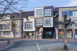 Mooi lichtrijk appartement in het centrum van Zandhoven. <br /><br />Dit duplex-appartement is gelegen in het centrum van Zandhoven en bevindt zich op de tweede verdieping met een mooi zicht op het plein. <br /><br />Het appartement heeft een mooie grote leefruimte met toegang tot het terras vooraan en achteraan, van maar liefst 35m². De keuken werd volledig vernieuwd en sluit aan bij de berging. In de inkom is er een gastentoilet voorzien.<br />Op de derde verdieping bevinden zich 2 grote slaapkamers, waarvan 1 met ingemaakte kast, en een berging. De badkamer is volledig vernieuwd en voorzien van een inloopdouche. <br /><br />Dit volledig gerenoveerd appartement wordt  elektrisch verwarmd en gekoeld met airco en is uitgerust met zonnepanelen. <br /><br />Het appartement is onmiddellijk beschikbaar.<br />Gemeenschappelijke kosten: € 40/mnd + € 15pp/maand provisie voor waterverbruik<br />HWB: 3 maanden <br />Plaatsbeschrijving<br /> 