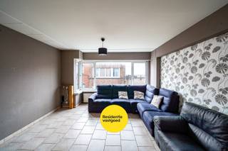 3-slaapkamer appartement te Oostende. Dit appartement is gelegen op de 2e verdieping op een goed gelegen locatie te Oostende, met alle winkels binnen handbereik alsook openbaar vervoer en alle verbindingswegen. Het appartement is ingedeeld als volgt: inkom met apart toilet, wasplaats en berging, 3 slaapkamers, badkamer met douche, living en open keuken.<br /><br />Troeven:<br />- gunstig epc: 197 kwh (B-label)<br />- 3 slaapkamers<br />- veel lichtinval<br />- goede locatie, dichtbij diverse winkels<br />- Blanco keuring elektriciteit<br /><br />EPC 197 kwh/m² - UC2426246 - (vg, Wg, Gmo, Vkr, Gvv) - Ref. OU24761